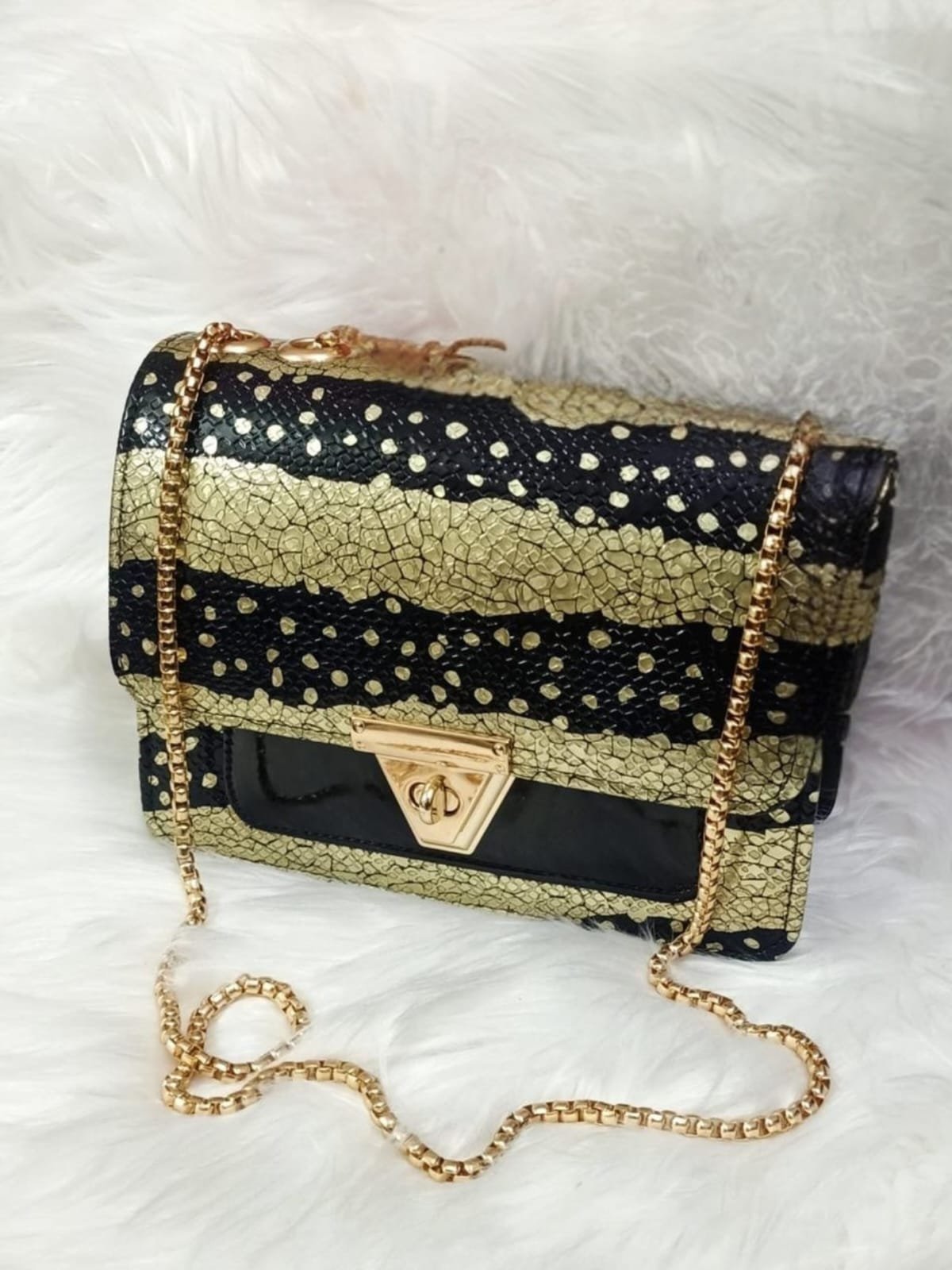 Luxury Black & Gold Snakeskin Embossed Handbag with Chunky Gold Chain Strap – Luxury Statement Shoulder Bag